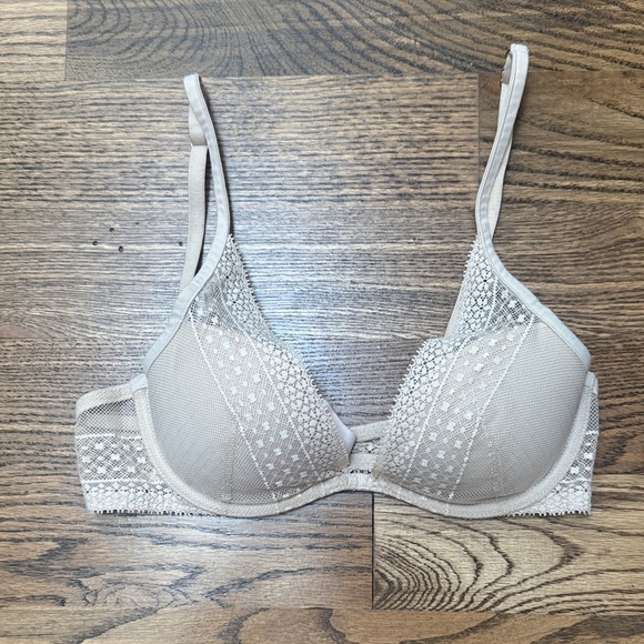 Victoria’s Secret Elegant  Lace Beige Plunge Bra Size 32C - Picture 1 of 4